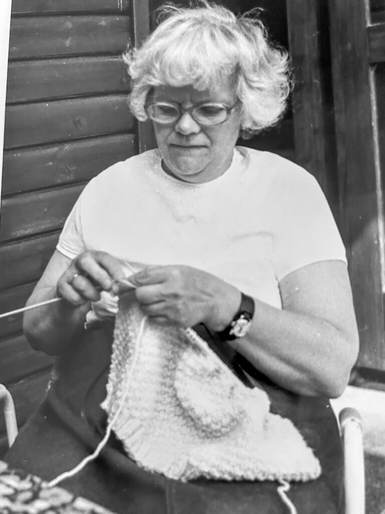 Elisabeth er holdt op med at ryge og har derfor taget på i vægt, og skal have noget at beskæftige fingrene med