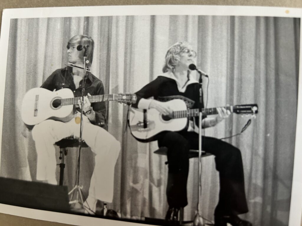 Foto: Spiller første koncert - efter seks ugers øvelse sammen ed Lars P. Møller-Jørgensen.