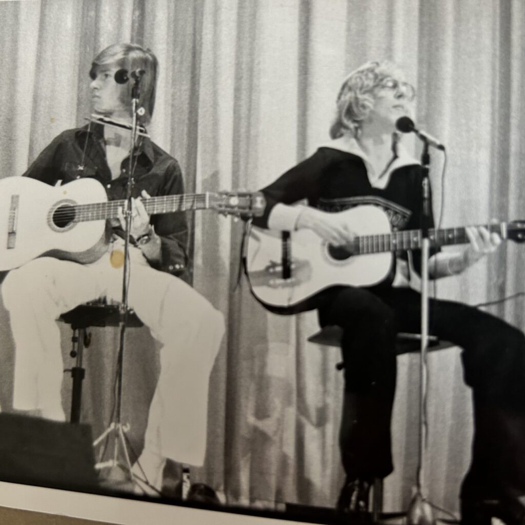Foto: Spiller første koncert - efter seks ugers øvelse sammen ed Lars P. Møller-Jørgensen.