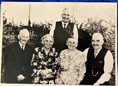 Foto af Marie Jensen med hendes søskende fra Tolne. Taget i Skovlunde ca. 1960