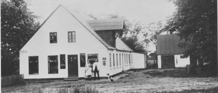Foto: Købmandsforretningen i Tolne ca 1910. Fra Arkiv.dk
