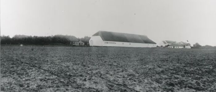 Foto: Annexgård i Tolne, Kirkevej. Bygninger t.h. fattighus. Ca 1920. Fra Arkiv.dk