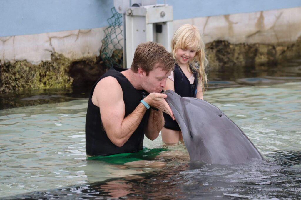 Foto: Mark Viuf Stender kysser delfin i Florida