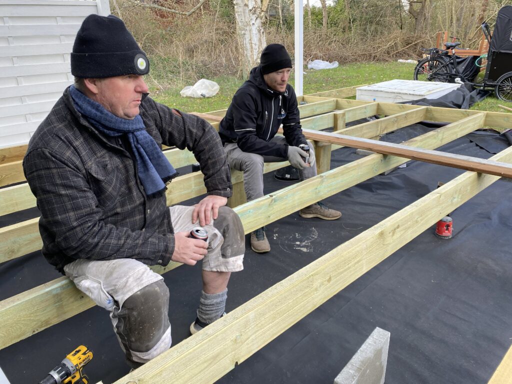 Foto: Mark Viuf Stender holder pause i tilblivelsen af en terrasse