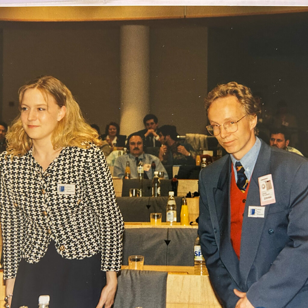 Foto: Benedikte Ehlers og Per Palmkvist Knudsen får bifald i EU-parlamentet i Bruxelles da EPHOS 2 lanceres. Foto er fra 1994.