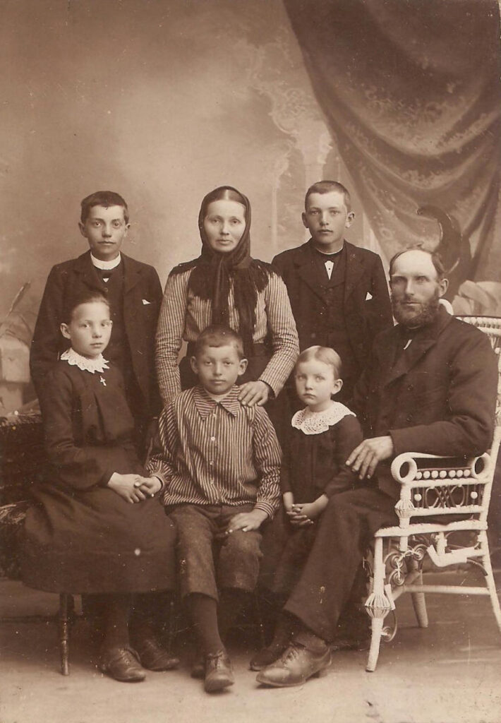 Martine og Jens Christian med deres børn. 
Bagerst fra venstre: Carl, Martine og Martin.
Forrest fra vestre: Marie, Jens Christian, Kristine og Jens Christian
