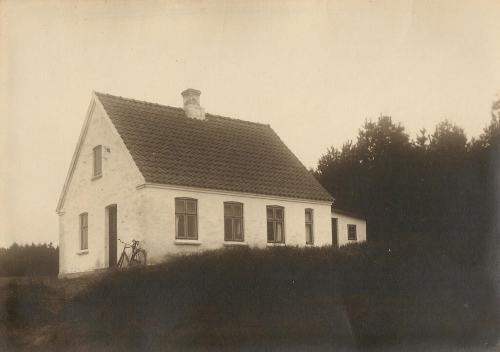 Dette fotografi forestiller med stor sandsynlighed det hus Marie Jensens bror, Carl Christansen, lod opføre til deres mor og bedstemor. Bag på fotografiet har Marie skrevet Mors Hus.  