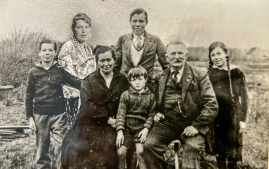 Edel Stender med familie. Fra højre: Edel, hendes far Hans Vilhelm Petersen (f. 1879), poul Welly Petersen (f. 1925), moder Thora Marie Petersen (f. 1894) Emilie Vilhelmine Petersen (f. 1913) og Herman Julius Petersen (f 1919)