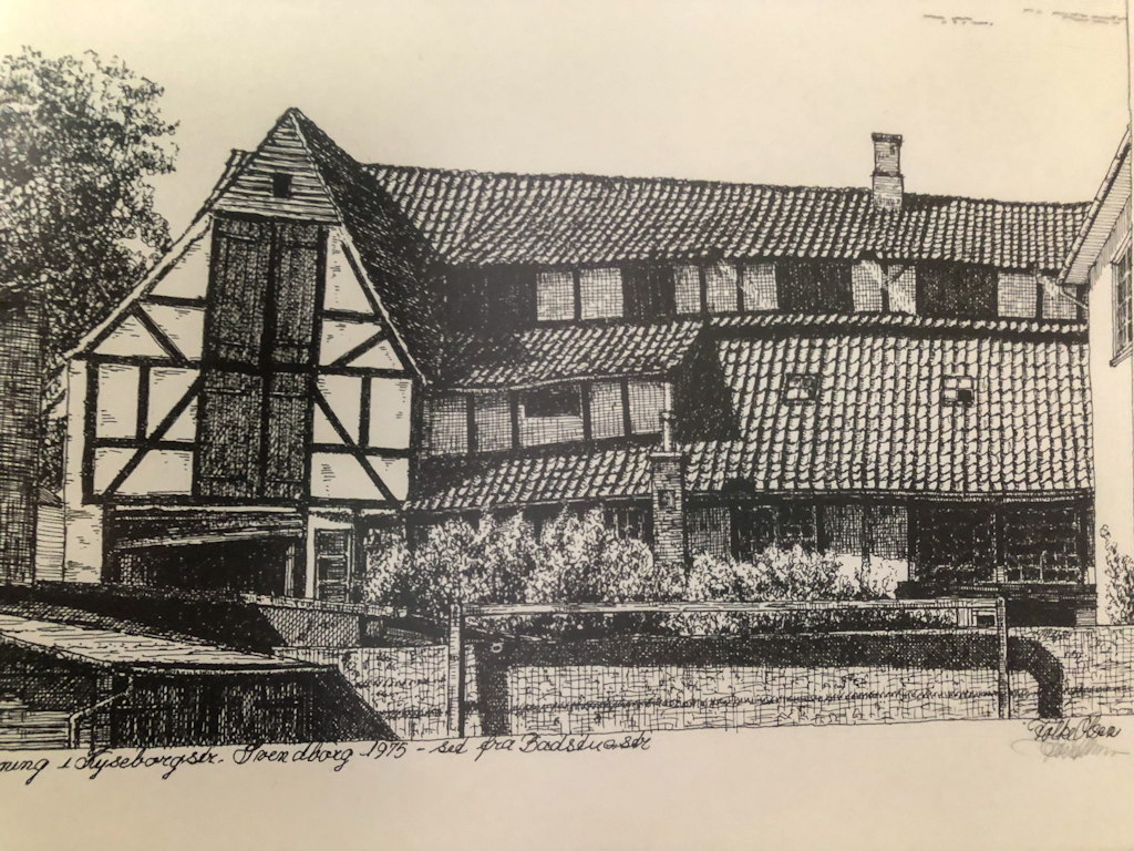 I dette hus startede Frode Stender sin virksomhed i 1951 i de tre vinduer i nederste etage