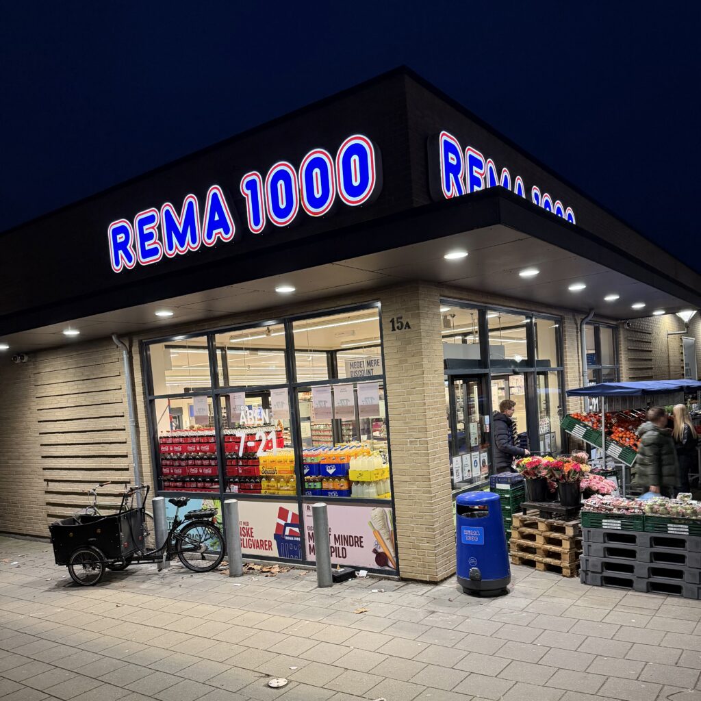 Rema 1000 i Blovstrød set om aftenen