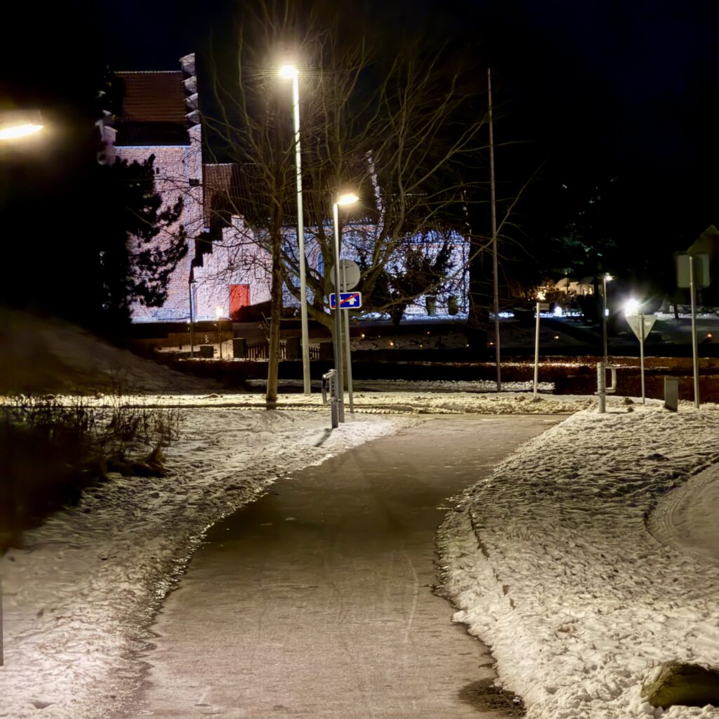 Kirkestiens udløb i Kongevejen ved Kongevejen i Blovstrød