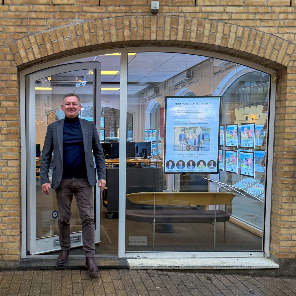 Medstifter og nuværede ejer Claus Prehn foran butikken Torvestrædet 9
