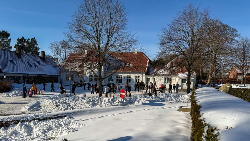 Præstegården til Blovstrød kirke. For an er fastelavnstønderne - og utålmodige børn