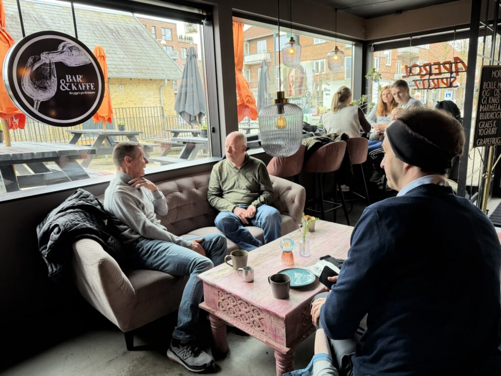 Cafeen Bar'Kaffe er et populært mødested lige ved stationen
