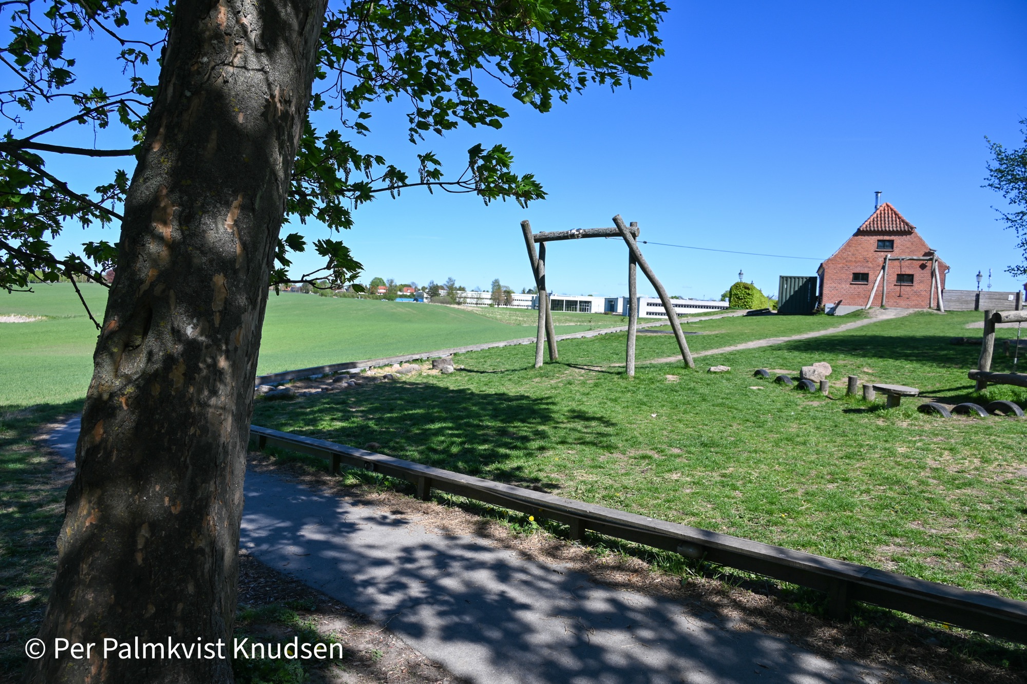 Ny Allerødgårds jorde set fra legepladsen ved Blovstrød Privatskole