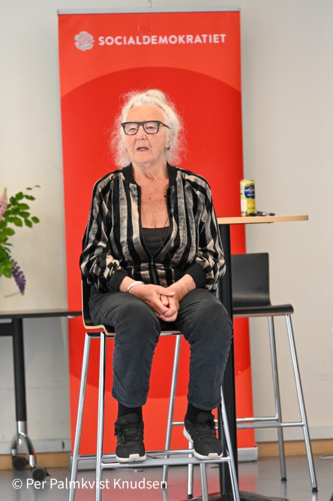 Tidligere Kulturminister Jytte Hilden (A) holdt en tankevækkende og morsom grundslovstale  hos Socialdemokraterne i Allerød Miki Miki Dam Larsen (A) var vært. Foto: BLV/Per Palmkvist Knudsen