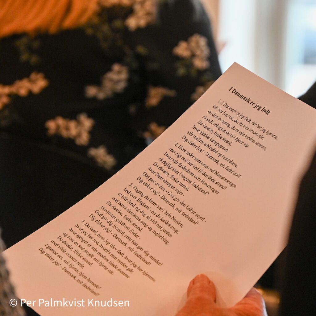 Når der skal synges er det godt med tekst at støtte sig til. Foto: Per Palmkvist Knudsen