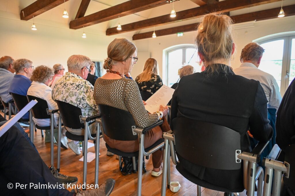 Når der skal synges er det godt med tekst at støtte sig til. Foto: Per Palmkvist Knudsen