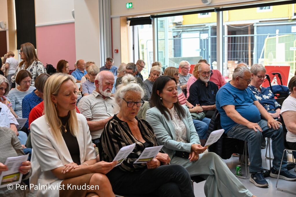 Fællessang inden  tidligere Kulturminister Jytte Hildens grundslovstale i Allerød. 
Forrest sidder Matilde Powers, Jytte Hilden sat Clara Rao. Foto: BLV/Per Palmkvist Knudsen. Forrest sidder 