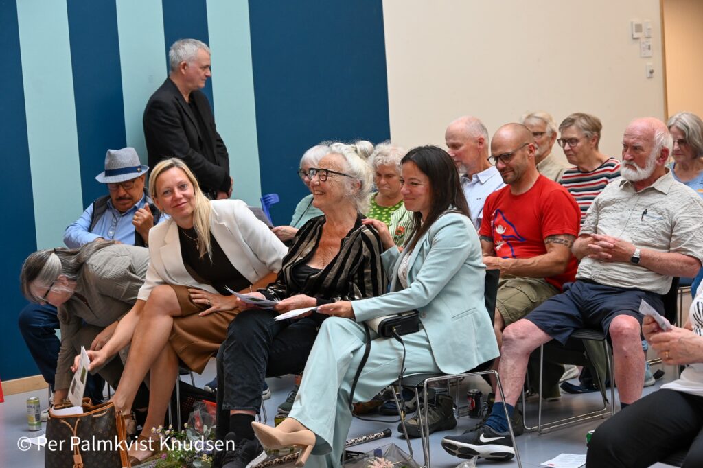 Fællessang inden  tidligere Kulturminister Jytte Hildens grundslovstale i Allerød. 
Forrest sidder Matilde Powers, Jytte Hilden sat Clara Rao. Foto: BLV/Per Palmkvist Knudsen. Forrest sidder 