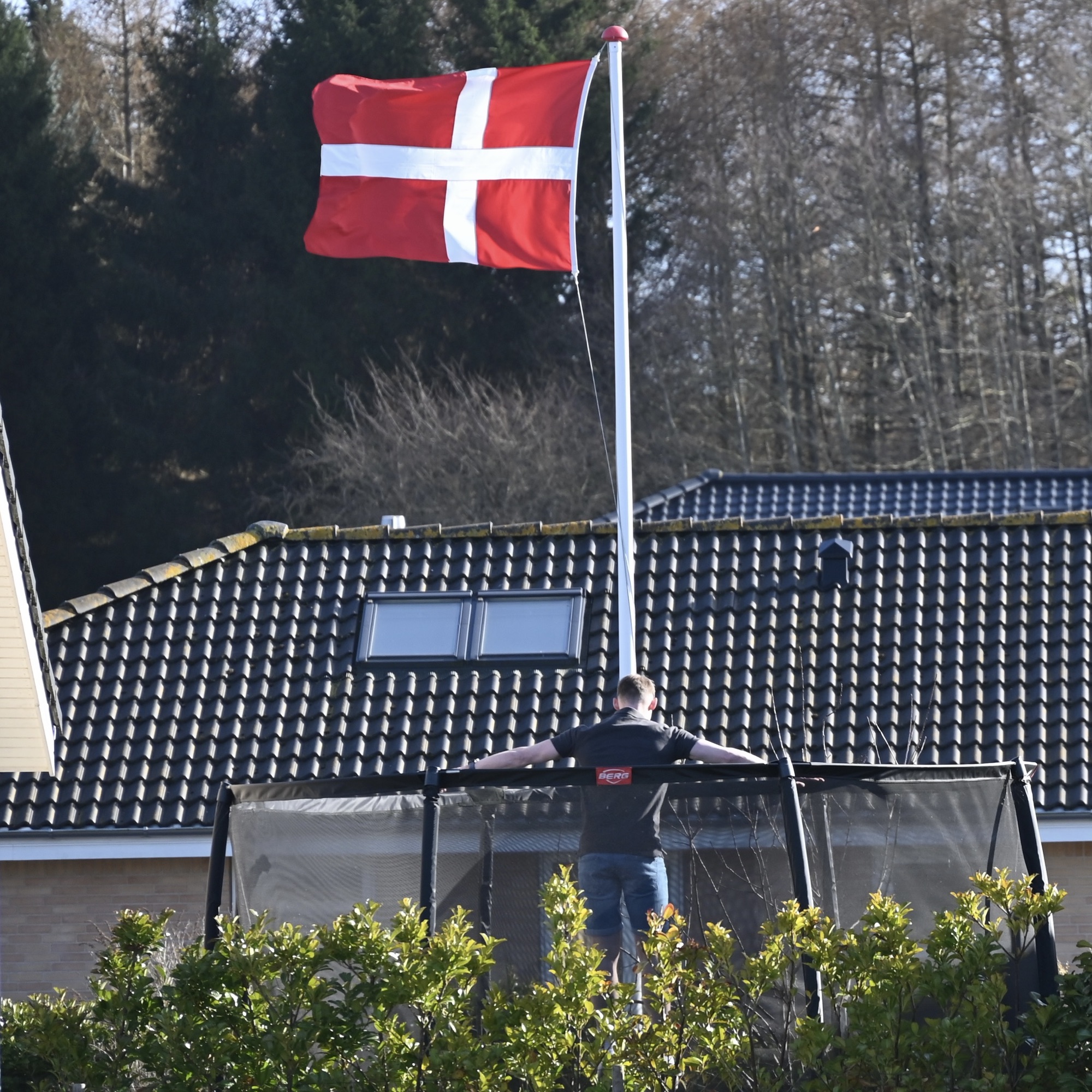 Hop ikke på trampolin i stormvejr. Slet ikke når politiet beder os om at surre alt fast ....